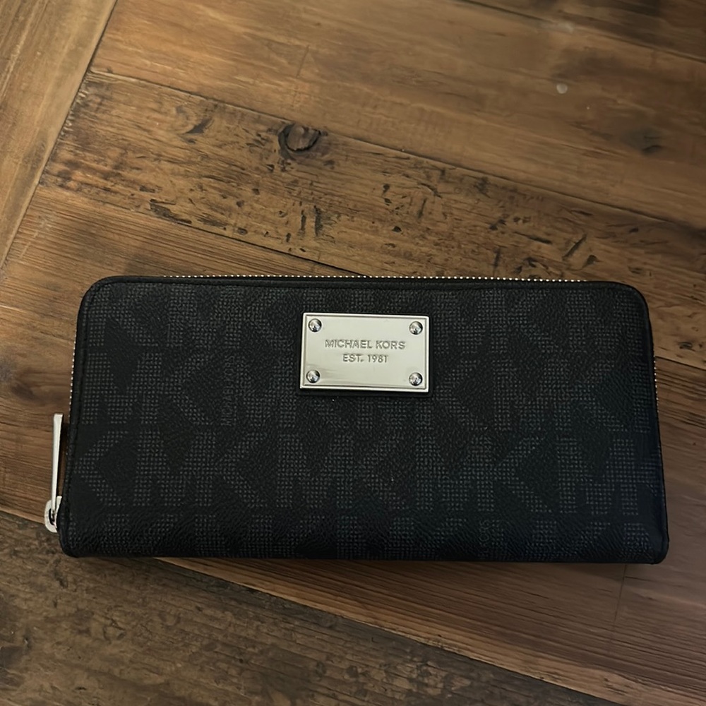 MICHAEL KORS ZIPPY WALLET